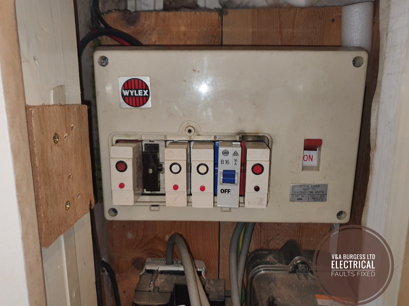 A close-up of a control panel

AI-generated content may be incorrect.