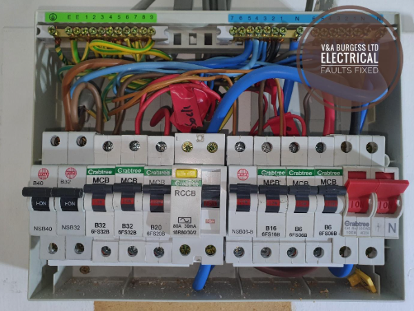  Couvercle de l'unité consommateur retiré pour inspection - Défauts électriques corrigés